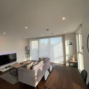 Immaculate 2bed In London- Views Apartment London